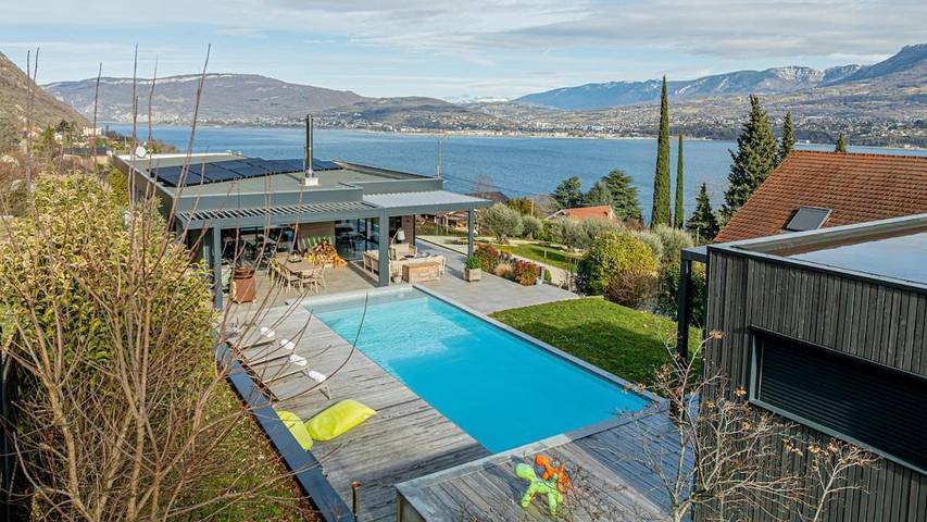 Villa pour 10 personnes, avec vue sur le lac et piscine ainsi que jardin et vue