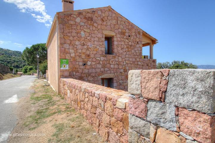 Gîte pour 6 personnes, avec Terrasse ainsi que Jardin et Vue à Piana