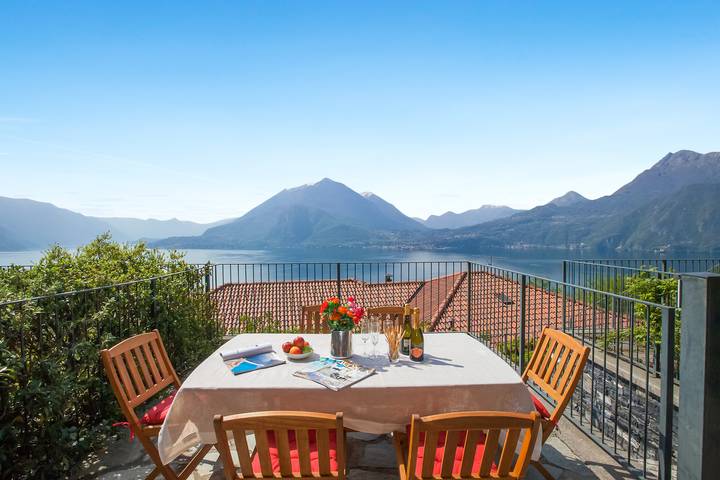 Apartment for 4 people, with terrace and lake view as well as pool in Lake Como