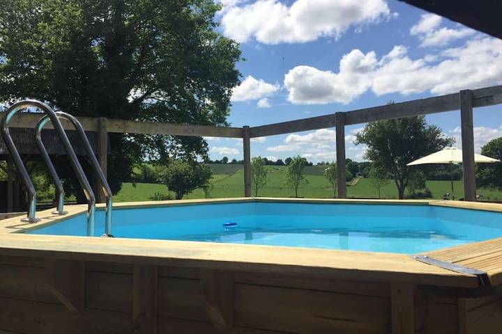 Location de vacances pour 4 personnes, avec vue ainsi que piscine et jardin à Saint-Georges-le-Gaultier - 2