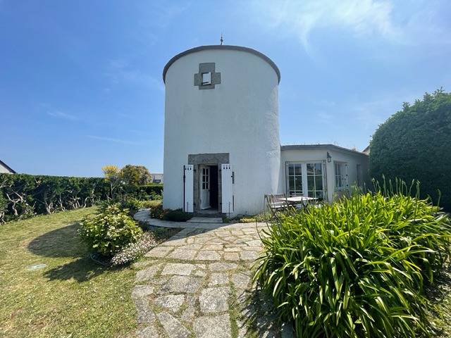 Le moulin de Pen Ar C'hastel in Île-de-Batz, Ceinture Dorée