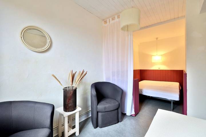 Gîte pour 12 personnes, avec terrasse ainsi que jardin et piscine, animaux acceptés dans l' Ain - 4