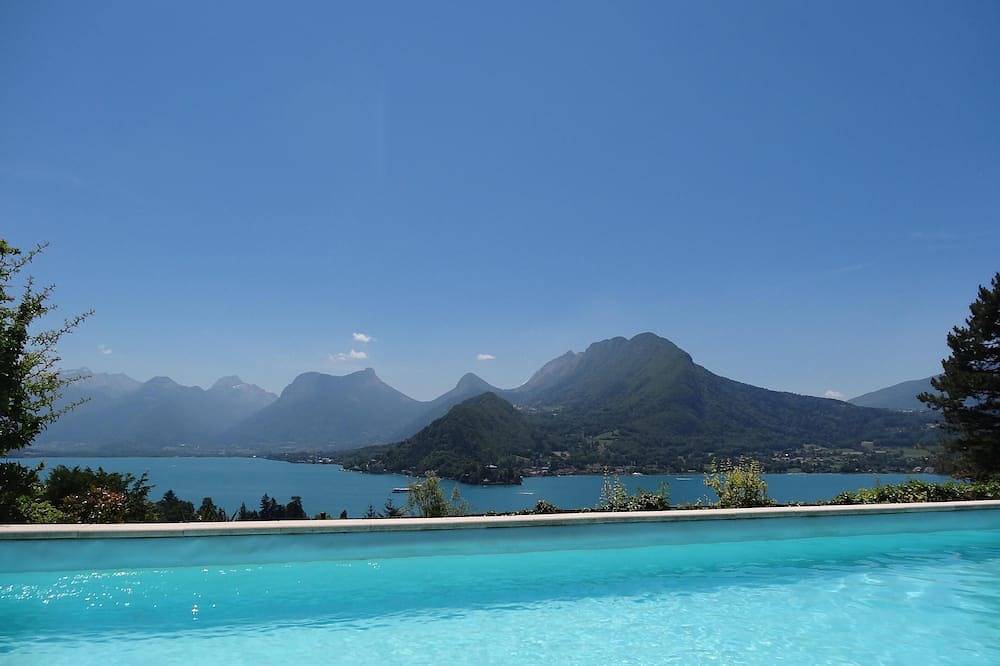 Exceptional View Of Lake and mountains, 20 minutes  Annecy, 300 m from beach in Talloires-Montmin, Région d'Annecy