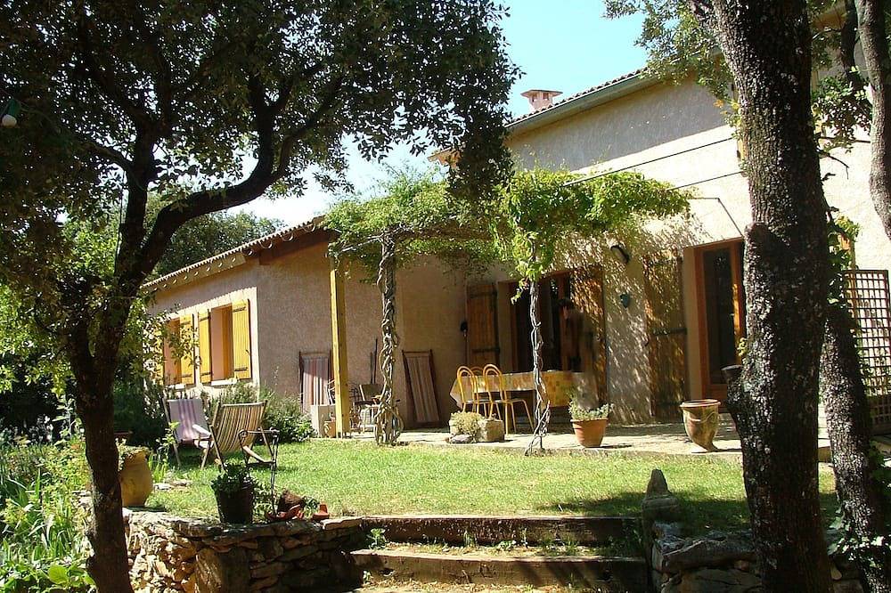 Villa with swimming pool for 8 people, between Uzès and Pont du Gard in Saint-Siffret, Nimes en omgeving