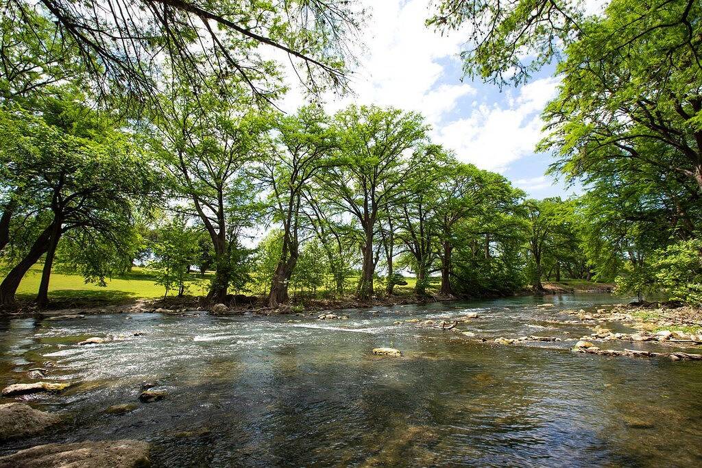 Ganze Wohnung, 2 Pools, 4 Hot tubs on the Guadalupe River! Walk to Schlitterbahn! in New Braunfels, Comal County