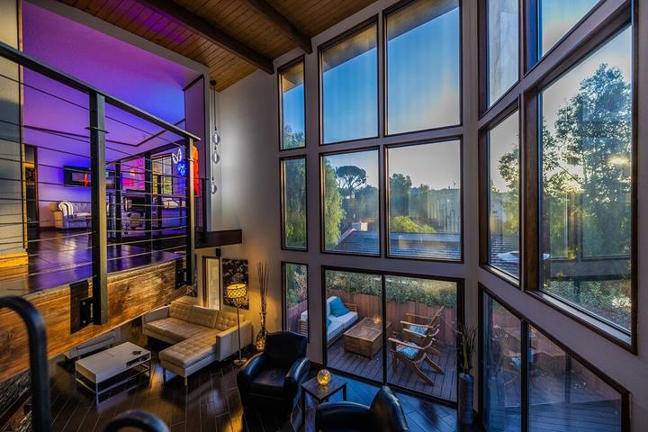 Vacation rental for 10 people, with hot tub and yard, with pets in Los Angeles