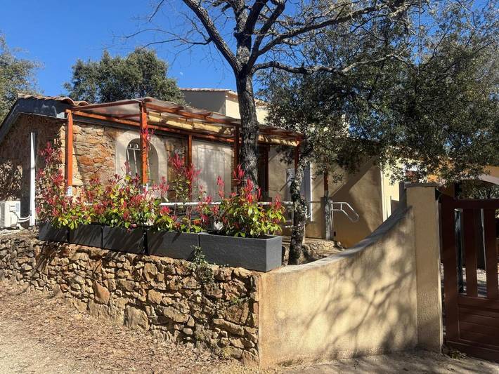 Location de vacances pour 2 personnes, avec terrasse ainsi que vue et jardin à Régusse