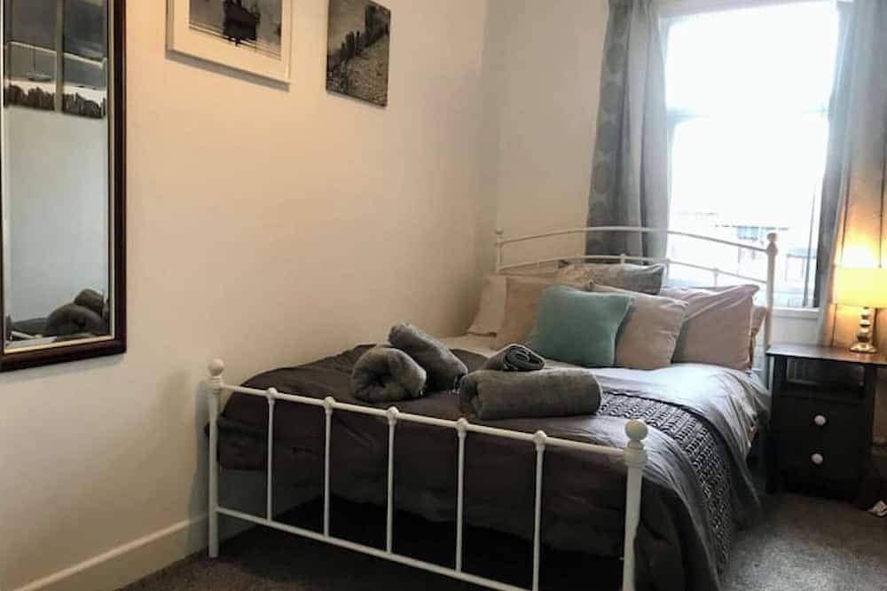 Stylish 3 bedroom house only 5 mins from M6/M58 in Wigan, Greater Manchester