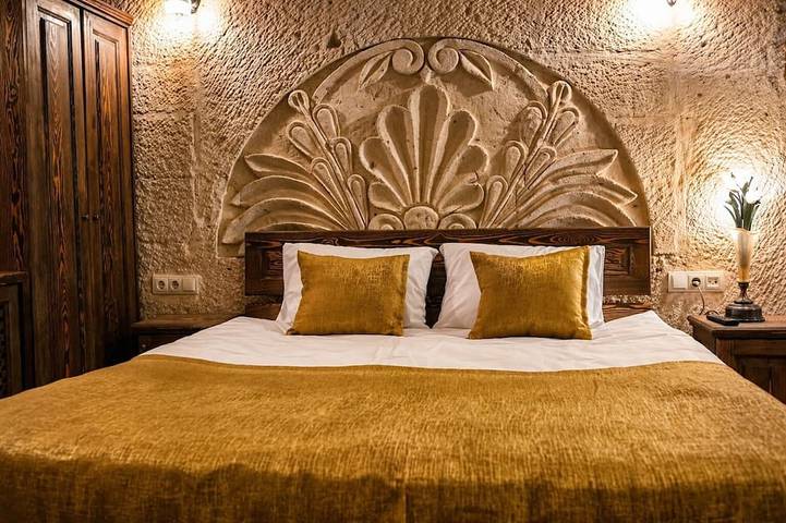 Historic Cave Home Facing Majestic Ortahisar Castle in Ortahisar, Göreme Nationalpark