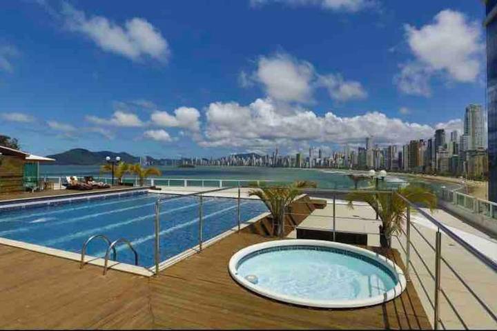 Casas e apartamentos de temporada para 3 pessoas, com vista e terraço e ainda piscina em Praia Brava SC