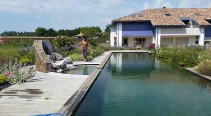 Gîte pour 5 personnes, avec jardin et vue sur le lac ainsi que balcon et piscine dans les Landes