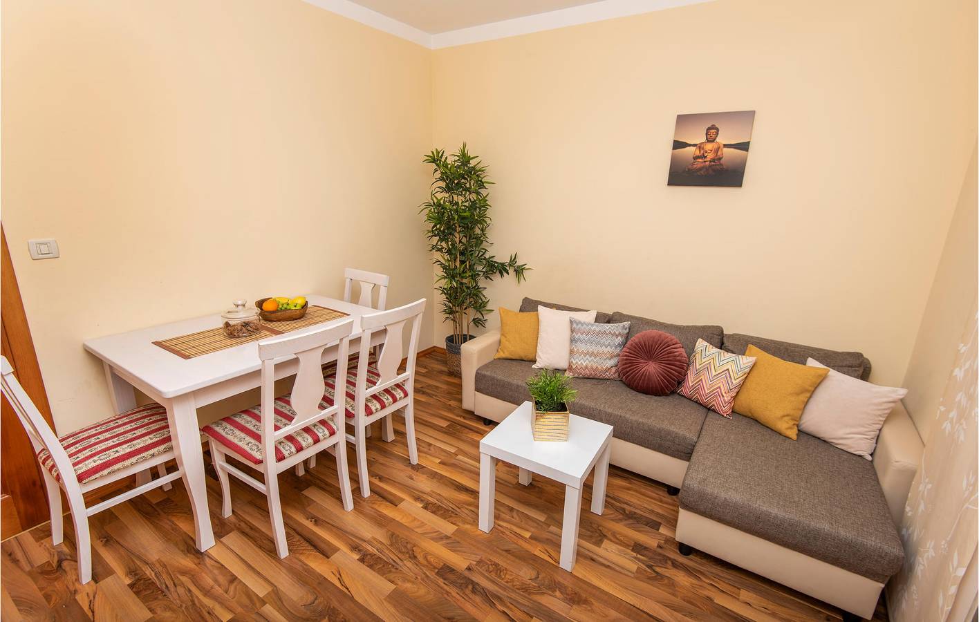 Entire holiday apartment, Cozy Apartment with Terrace, Wi-Fi & Parking, 1km to the Beach in Podstrana, Split-Dalmatia