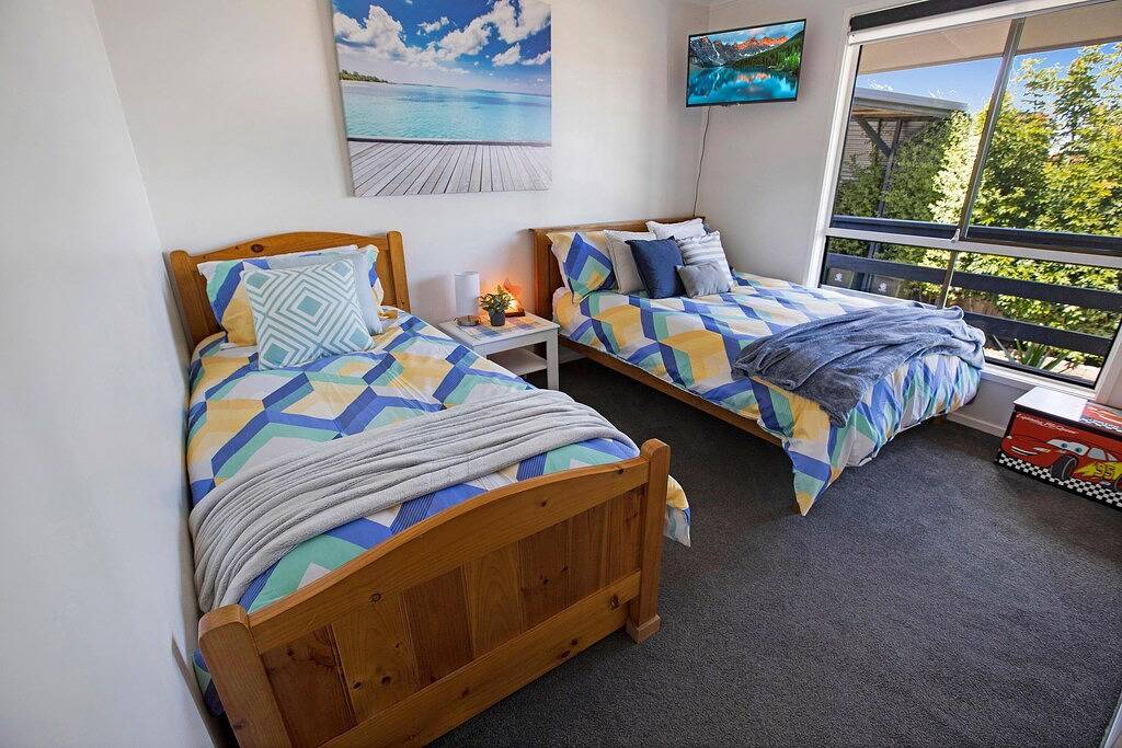 Livin the Dream - Perfectly equipped for your next family getaway in Lakes Entrance, East Gippsland Shire