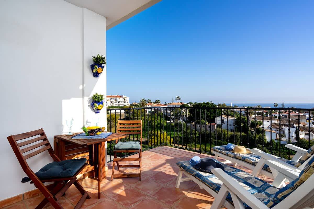 Apartamento inteiro, Stunning Mediterranean View Top-Floor Apartment El Faro in Mijas Costa, Mijas