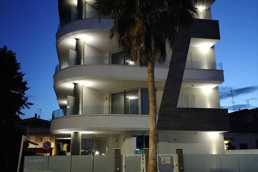 Entire apartment, Sailing Suite Apartment With Beachfront Garden in Tortoreto Lido, Alba Adriatica
