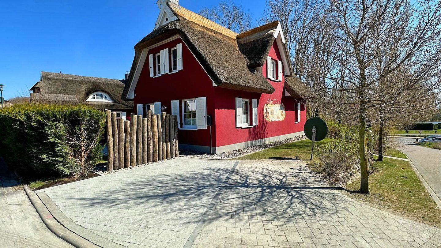 Ferienhaus mit Kamin und Sauna, ca. 400m zum Sandstrand, Wlan, Waschmaschine in Glowe, Rügen