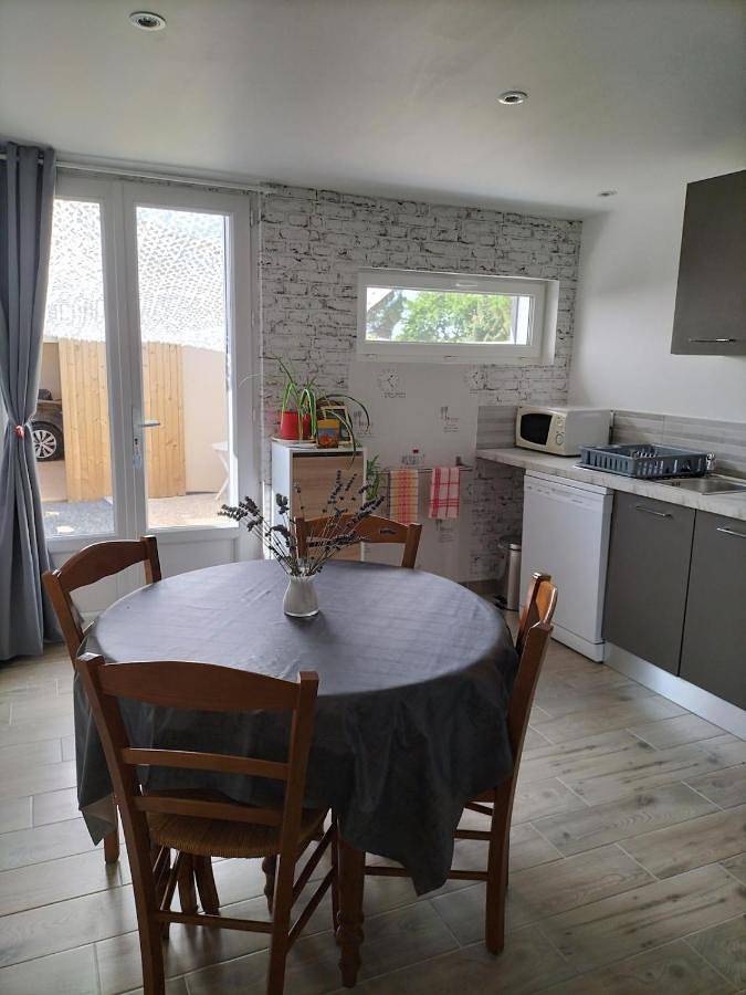 Location de vacances pour 2 personnes, avec jardin ainsi que piscine et vue à La Crèche - 2