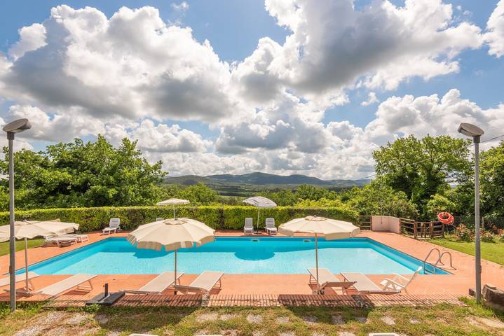 Vakantiehuis 'Rustico Con Jacuzzi In Toscana' met Gedeeld Zwembad, Wifi en Airconditioning in Colle di Val d'Elsa, Provincie Siena