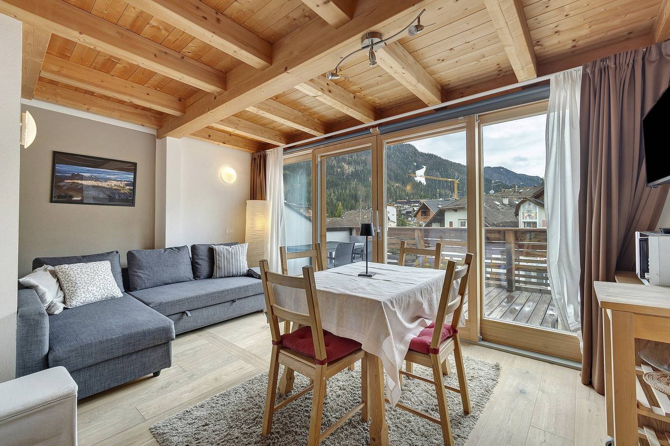 Geheel appartement, Vakantie Appartement 'Ciasa Irene Mansarde' dichtbij skipistes met terras & uitzicht op de bergen in La Villa, Badia