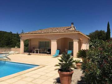 Cottage pour 8 personnes, avec jardin ainsi que vue et piscine, animaux acceptés à La Roque-sur-Cèze