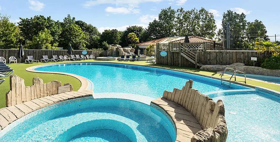Mobil home pour 4 personnes, avec piscine et terrasse à Saint-Hilaire-la-Forêt