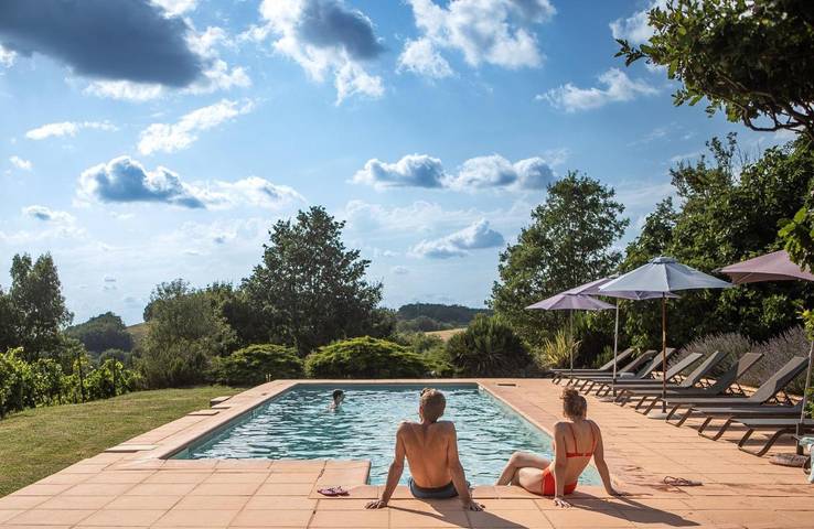Chambre d’hôte pour 2 personnes, avec Terrasse et Jardin ainsi que Piscine et Sauna à Parisot