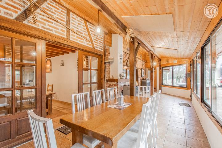 Gîte pour 8 personnes, avec Terrasse ainsi que Jardin et Piscine