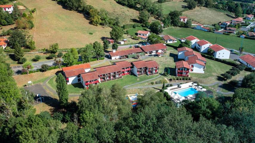 Parc de vacances pour 4 personnes, avec jardin et piscine à Saint-Étienne-de-Baïgorry - 2