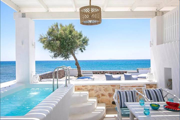 Vacation rental for 4 people, with yard in Santorini