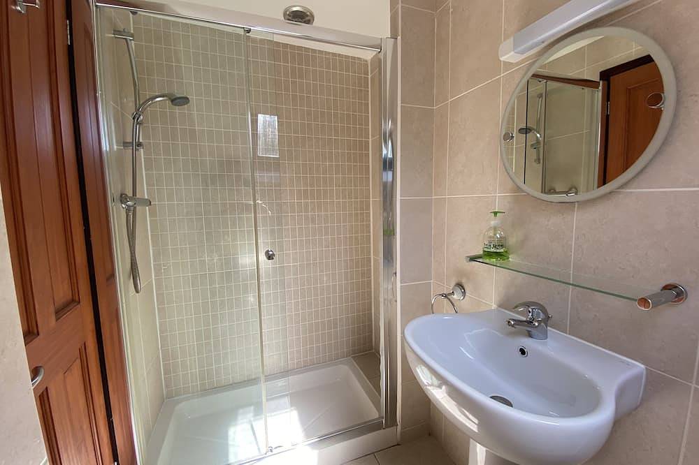 Lovely cottage in 4 acres - 2 lakes, hot tub, pool & sunny conservatory in Cornwall