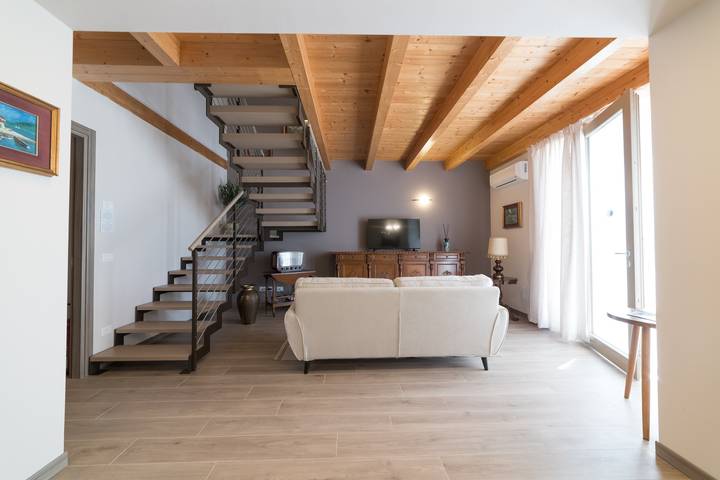 Entire apartment, Apartment 'Tramonto' with Shared Terrace, Wi-Fi and Air Conditioning in Cavaion Veronese, Garda Mountains