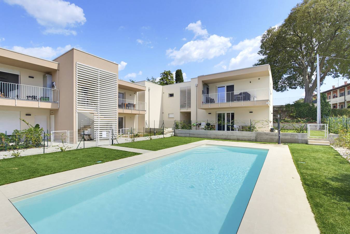 Ganze Wohnung, Regarda - Golf Breeze Appartamento con piscina in Peschiera del Garda, Gardasee-Berge
