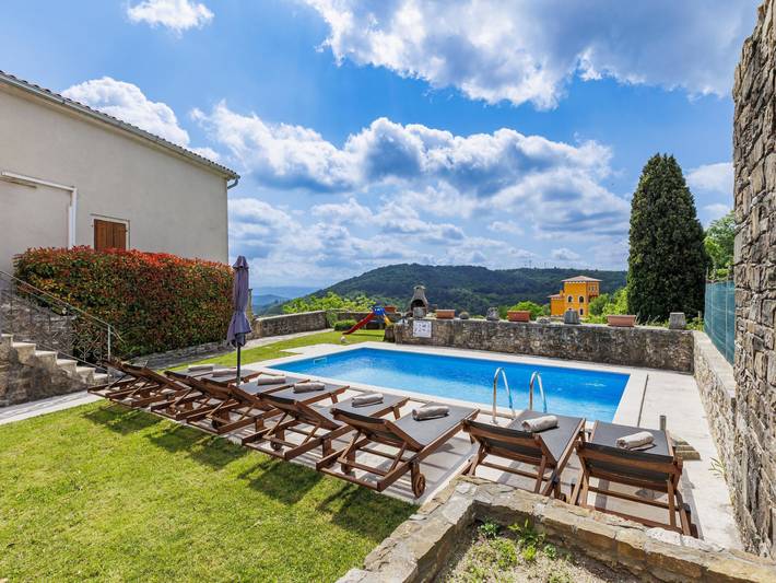 Ferienhaus für 8 Personen, mit Terrasse und Pool sowie Ausblick und Garten