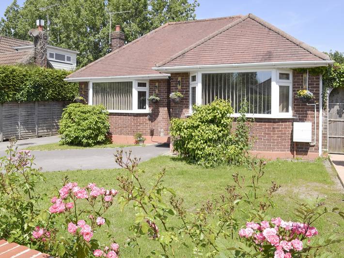 Log cabin for 4 people, with garden, with pets in Poole