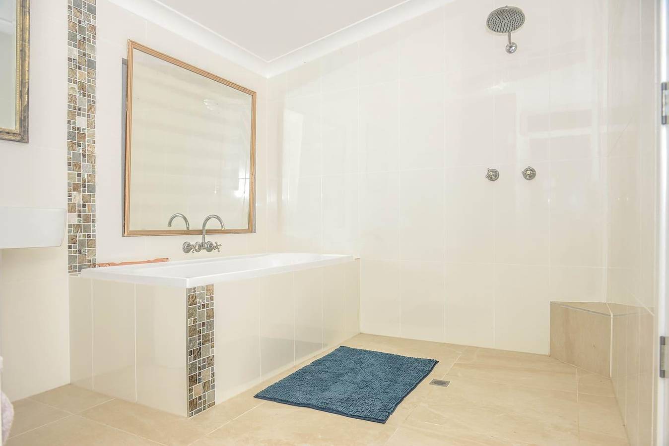 Renovated 2-Bed Cottage - Sleeps 4 - Free Parking in Sunshine Coast