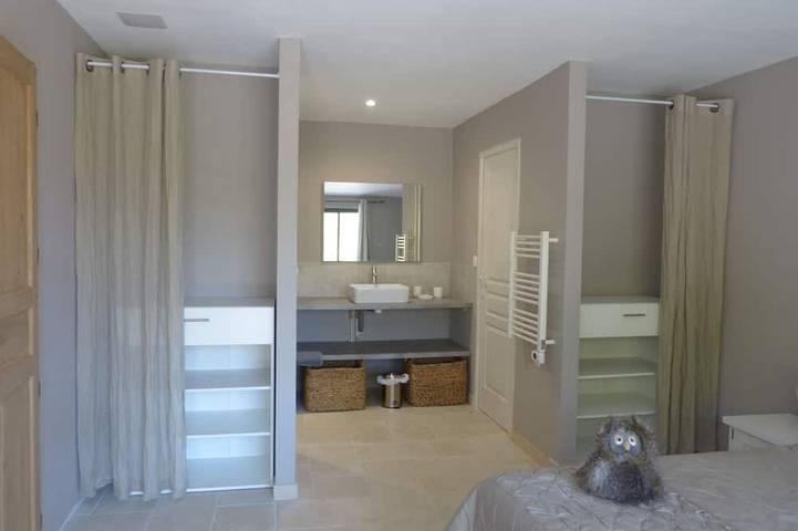 Gîte pour 2 personnes, avec piscine ainsi que jardin et terrasse à La Roque-sur-Pernes - 2