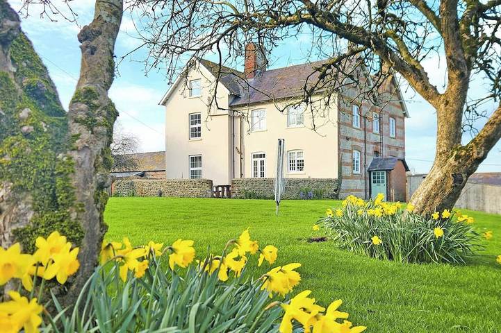 Cottage for 18 people, with Hot tub and Garden in Dorset