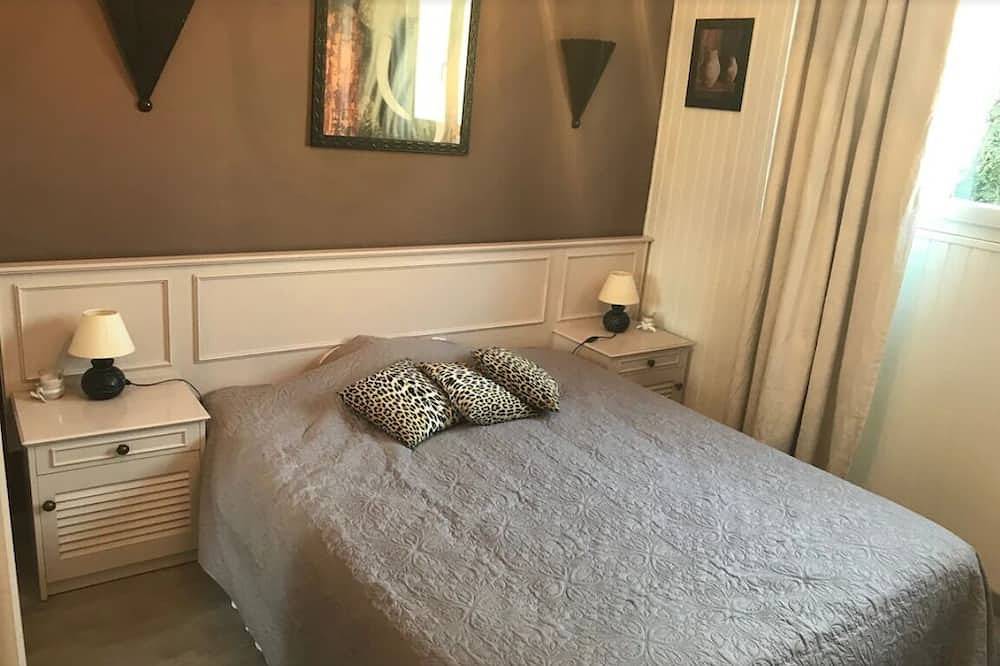 \"Terrasse\" located 200 m from the beach and 500 m from the town center in Ouistreham, Caen region
