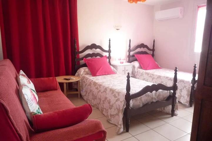 Apartamento entero, Cabaña independiente en la granja en las montañas panorama wifi gratuito in Arette, Béarn