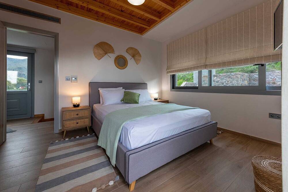 A fabulous brand new villa literally a splash away from the sea. in Perdika, Ägina