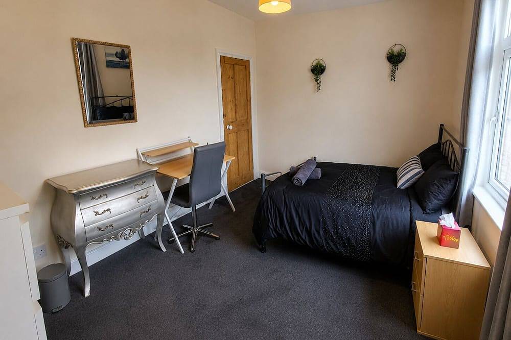 Kettering Home Away from Home | 4-Bed, Near Town & Hospital sleeps 4-7 in Kettering, Northamptonshire