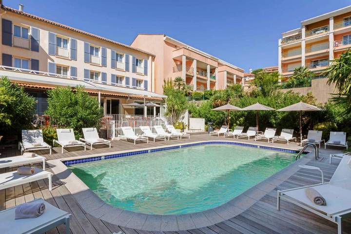 Hôtel pour 2 personnes, avec jardin ainsi que vue et piscine, animaux acceptés