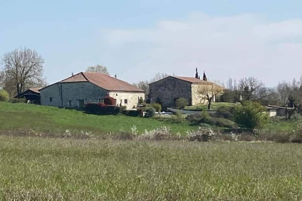 Stylish, spacious farmhouse 'Crouzillac' with private heated pool in La Sauvetat-sur-Lède, Villeneuve-sur-Lot region