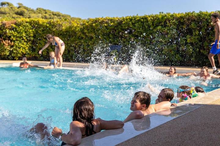 Location de vacances pour 4 personnes, avec terrasse ainsi que piscine et vue dans Port des Tamaris - 2
