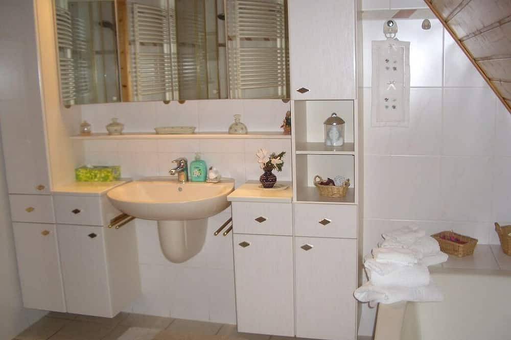 Ganze Wohnung, Denkmalgeschütztes Umgebindehaus, Romantische Haushälfte in Oppach, Oberlausitz Niederschlesien