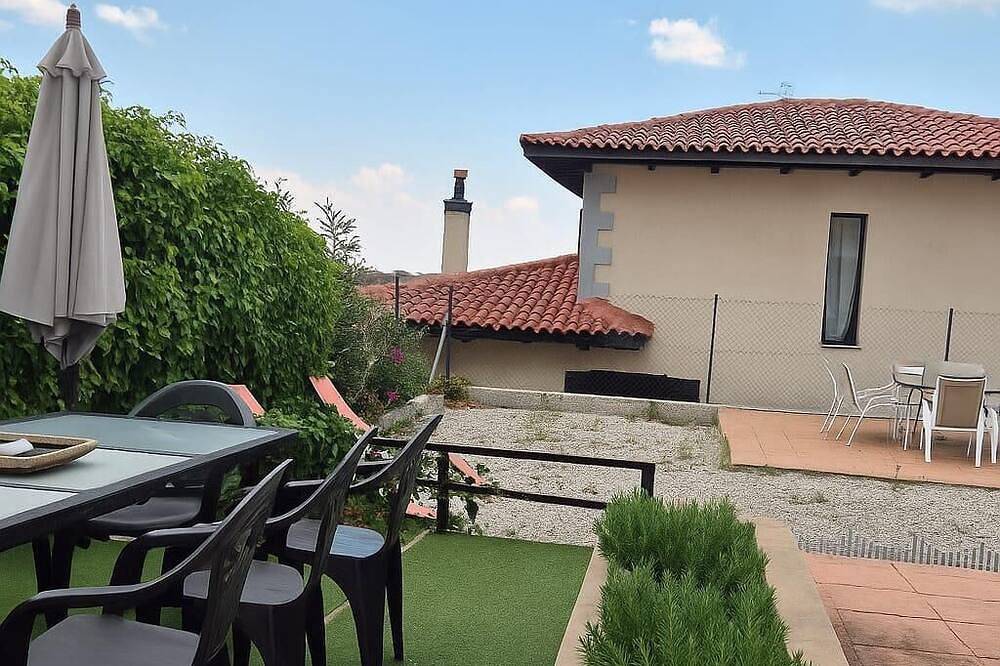 Disconnect between mountains, with gym, music room and cinema (pets allowed). in Bustarviejo, Madrid Province