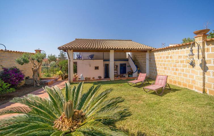 Casa vacanza per 14 persone, con Terrazza e Giardino nonché Piscina a Partinico