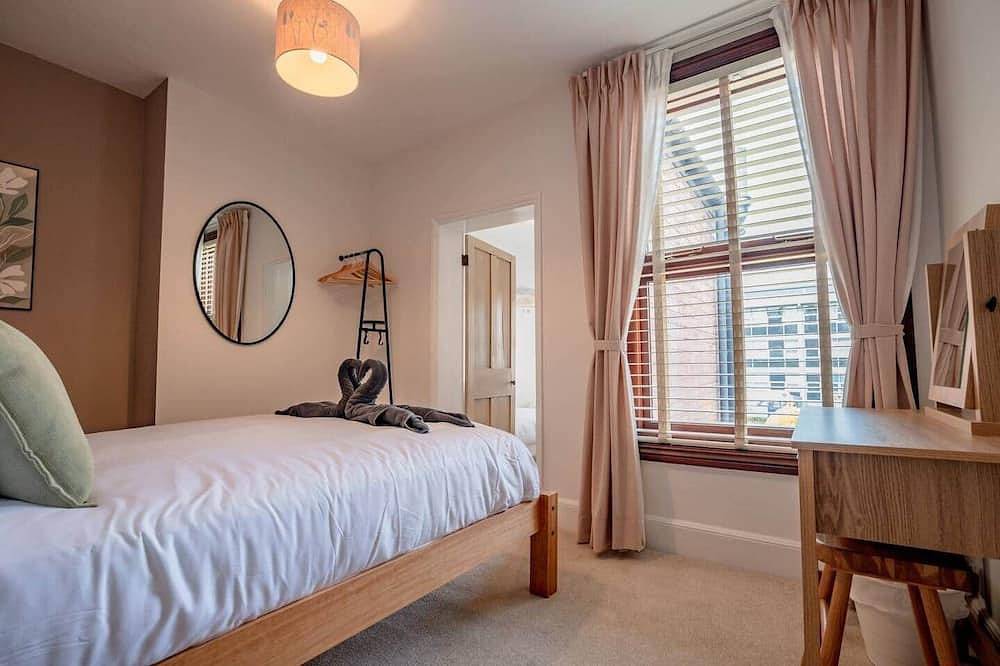 Victorian Canal Retreat | 3 Bed & Stunning Garden in Worcester, Worcestershire