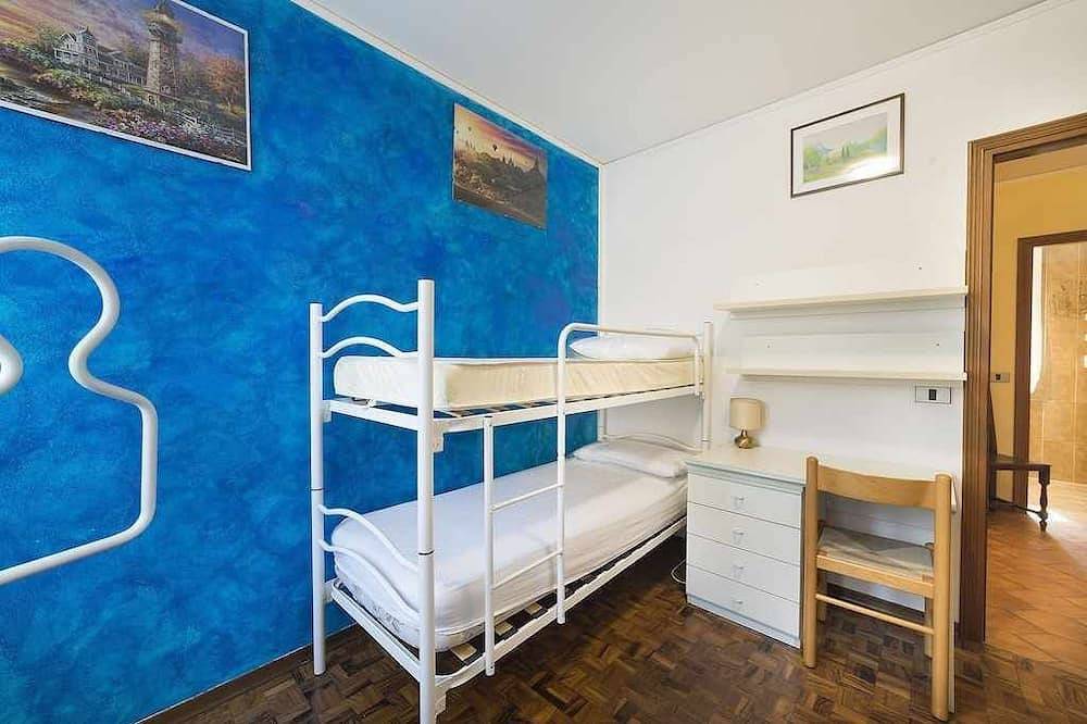Ganze Wohnung, Casa Carla-mit Garten, neben Zentrum und See in Garda, Gardasee-Berge