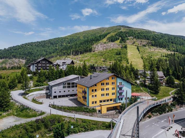 Hotel für 4 Personen, mit Terrasse und Ausblick sowie Pool, mit Haustier - 1